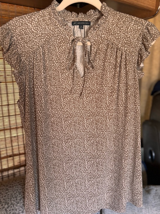 Adrianna Papell Tops - Adrianna Papell Taupe and White Tie-Neck Flutter Sleeve Tunic